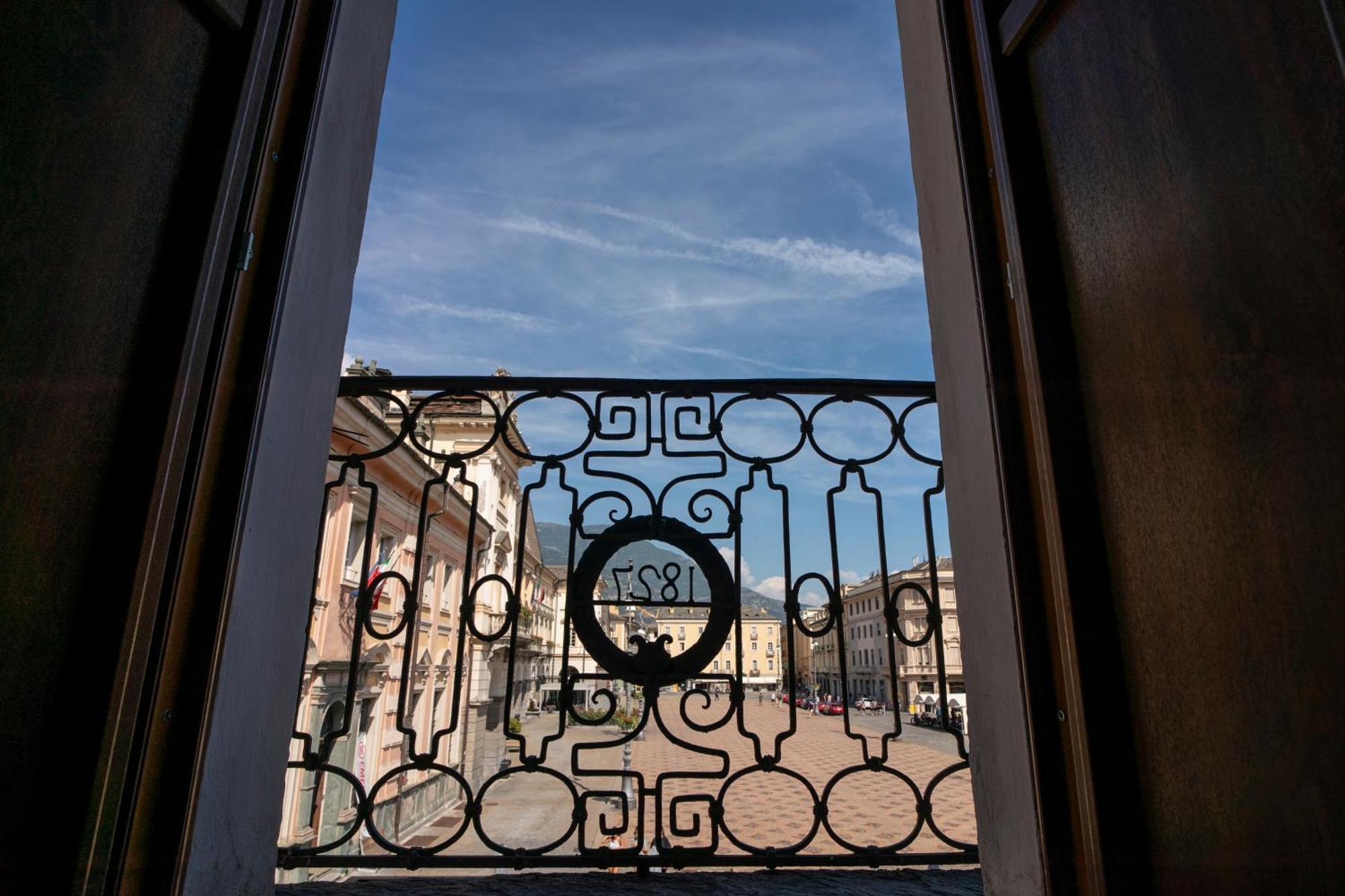 - Piazza Chanoux Apartment